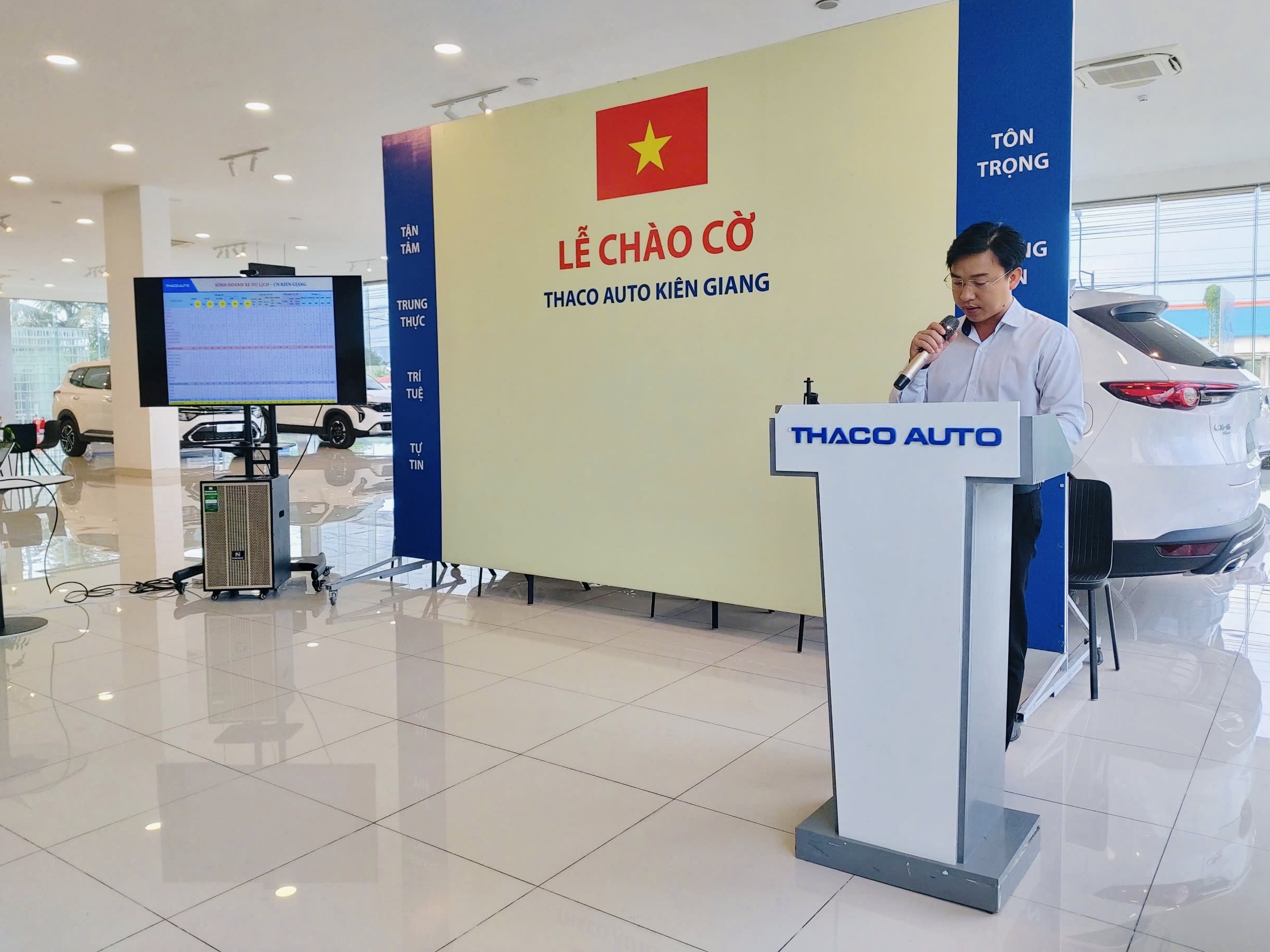 Lễ chào cờ tháng 11: THACO AUTO Kiên Giang tăng tốc trong tháng cuối cùng ưu đãi 50% lệ phí trước bạ