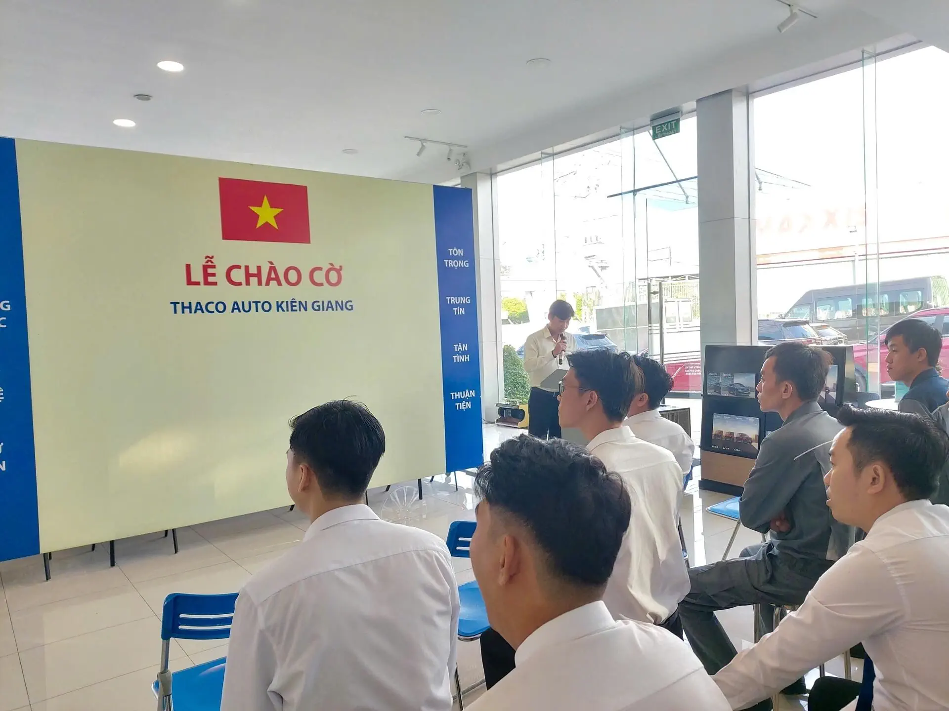 THACO AUTO Kiên Giang tổ chức lễ chào cờ cuối cùng của năm 2024 - Triển khai công tác chăm sóc khách hàng mùa lễ hội